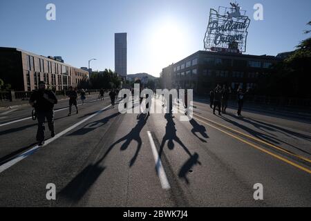 Portland, USA. Juni 2020. Am vierten Tag der Demonstrationen in Portland, Oregon, am 1. Juni 2020, wegen der Ermordung von George Floyd, marschieren Demonstranten, die ihre Hände in der Luft halten, über die Burnside Bridge. (Foto: Alex Milan Tracy/Sipa USA) Quelle: SIPA USA/Alamy Live News Stockfoto