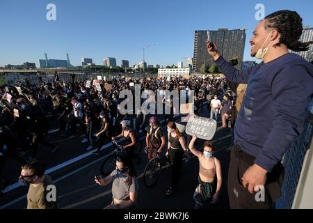 Portland, USA. Juni 2020. Protestierende marschieren von der Washington High School in die Innenstadt zum vierten Tag der Proteste in Portland, Oregon, am 1. Juni 2020, wegen der Ermordung von George Floyd. (Foto: Alex Milan Tracy/Sipa USA) Quelle: SIPA USA/Alamy Live News Stockfoto