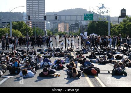 Portland, USA. Juni 2020. Die Demonstranten legen sich auf die Burnside Bridge, um am vierten Tag der Demonstrationen in Portland, Oregon, am 1. Juni 2020, wegen der Ermordung von George Floyd, einen Moment des Schweigens abzuhalten. (Foto: Alex Milan Tracy/Sipa USA) Quelle: SIPA USA/Alamy Live News Stockfoto
