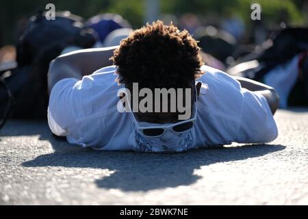 Portland, USA. Juni 2020. Die Demonstranten legen sich auf die Burnside Bridge, um am vierten Tag der Demonstrationen in Portland, Oregon, am 1. Juni 2020, wegen der Ermordung von George Floyd, einen Moment des Schweigens abzuhalten. (Foto: Alex Milan Tracy/Sipa USA) Quelle: SIPA USA/Alamy Live News Stockfoto
