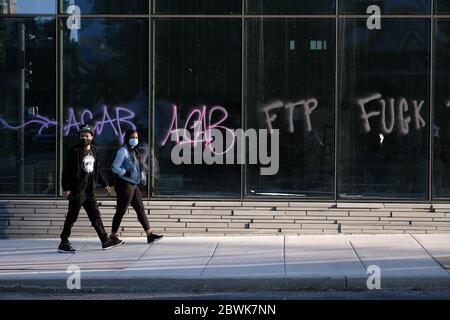 Portland, USA. Juni 2020. Am vierten Tag der Proteste in Portland, Oregon, am 1. Juni 2020, wegen der Ermordung von George Floyd, gehen die Menschen an Anti-Polizei-Graffiti vorbei. (Foto: Alex Milan Tracy/Sipa USA) Quelle: SIPA USA/Alamy Live News Stockfoto