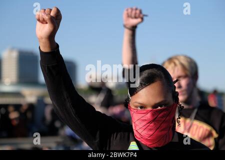 Portland, USA. Juni 2020. Demonstranten halten ihre Fäuste in der Luft, während Hunderte am vierten Tag der Proteste in Portland, Oregon, am 1. Juni 2020, über die Ermordung von George Floyd einen Moment des Schweigens auf der Burnside Bridge beobachten. (Foto: Alex Milan Tracy/Sipa USA) Quelle: SIPA USA/Alamy Live News Stockfoto