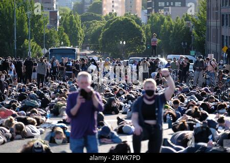 Portland, USA. Juni 2020. Am vierten Tag der Proteste in Portland, Oregon, am 1. Juni 2020, wegen der Ermordung von George Floyd, beobachten die Demonstranten einen Moment des Schweigens auf der Burnside Bridge. (Foto: Alex Milan Tracy/Sipa USA) Quelle: SIPA USA/Alamy Live News Stockfoto