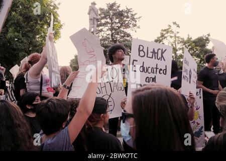 Bentonville, Arkansas, USA. Juni 2020. Protestler winkt Zeichen und chanten während einer meist friedlichen Demonstration über den Tod von George Gloyd auf dem Stadtplatz vor dem historischen Benton County Gerichtsgebäude. Als der Protest zu beenden schien, brach ein Konflikt mit Strafverfolgungsbehörden aus, die zwei Polizeifahrzeuge der Stadt und eine zweistündige Standzeit verursachten, bevor sie mit Tränengas zerstreut wurden. Quelle: Brent Soule/ZUMA Wire/Alamy Live News Stockfoto