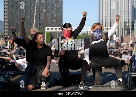 Portland, USA. Juni 2020. Demonstranten halten ihre Fäuste in der Luft, während Hunderte am vierten Tag der Proteste in Portland, Oregon, am 1. Juni 2020, über die Ermordung von George Floyd einen Moment des Schweigens auf der Burnside Bridge beobachten. (Foto: Alex Milan Tracy/Sipa USA) Quelle: SIPA USA/Alamy Live News Stockfoto