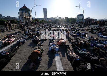 Portland, USA. Juni 2020. Die Demonstranten legen sich auf die Burnside Bridge, um am vierten Tag der Demonstrationen in Portland, Oregon, am 1. Juni 2020, wegen der Ermordung von George Floyd, einen Moment des Schweigens abzuhalten. (Foto: Alex Milan Tracy/Sipa USA) Quelle: SIPA USA/Alamy Live News Stockfoto