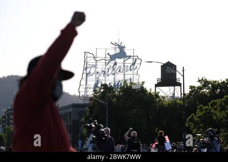 Portland, USA. Juni 2020. Demonstranten halten ihre Fäuste in der Luft, während Hunderte am vierten Tag der Proteste in Portland, Oregon, am 1. Juni 2020, über die Ermordung von George Floyd einen Moment des Schweigens auf der Burnside Bridge beobachten. (Foto: Alex Milan Tracy/Sipa USA) Quelle: SIPA USA/Alamy Live News Stockfoto