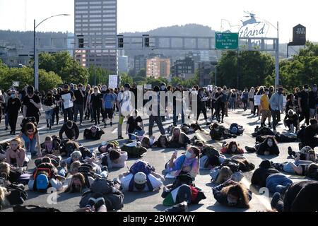 Portland, USA. Juni 2020. Die Demonstranten legen sich auf die Burnside Bridge, um am vierten Tag der Demonstrationen in Portland, Oregon, am 1. Juni 2020, wegen der Ermordung von George Floyd, einen Moment des Schweigens abzuhalten. (Foto: Alex Milan Tracy/Sipa USA) Quelle: SIPA USA/Alamy Live News Stockfoto