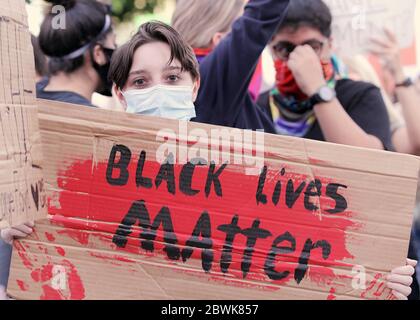 Bentonville, Arkansas, USA. Juni 2020. Protestler winkt Zeichen und chanten während einer meist friedlichen Demonstration über den Tod von George Gloyd auf dem Stadtplatz vor dem historischen Benton County Gerichtsgebäude. Als der Protest zu beenden schien, brach ein Konflikt mit Strafverfolgungsbehörden aus, die zwei Polizeifahrzeuge der Stadt und eine zweistündige Standzeit verursachten, bevor sie mit Tränengas zerstreut wurden. Quelle: Brent Soule/ZUMA Wire/Alamy Live News Stockfoto