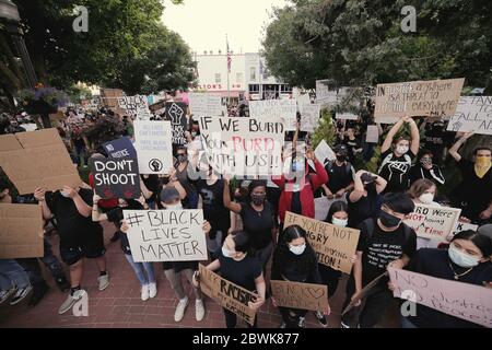 Bentonville, Arkansas, USA. Juni 2020. Protestler winkt Zeichen und chanten während einer meist friedlichen Demonstration über den Tod von George Gloyd auf dem Stadtplatz vor dem historischen Benton County Gerichtsgebäude. Als der Protest zu beenden schien, brach ein Konflikt mit Strafverfolgungsbehörden aus, die zwei Polizeifahrzeuge der Stadt und eine zweistündige Standzeit verursachten, bevor sie mit Tränengas zerstreut wurden. Quelle: Brent Soule/ZUMA Wire/Alamy Live News Stockfoto