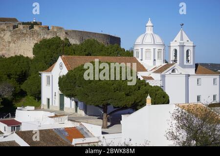 Castro Marim Blick auf die Kirche in Algarve, Portugal mit dem Schloss im Hintergrund Stockfoto