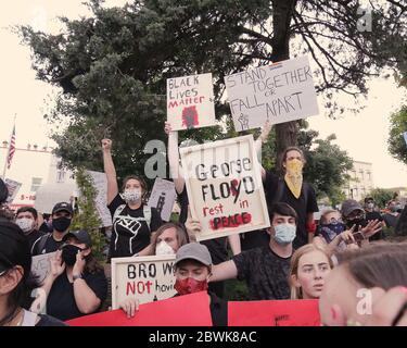 Bentonville, Arkansas, USA. Juni 2020. Protestler winkt Zeichen und chanten während einer meist friedlichen Demonstration über den Tod von George Gloyd auf dem Stadtplatz vor dem historischen Benton County Gerichtsgebäude. Als der Protest zu beenden schien, brach ein Konflikt mit Strafverfolgungsbehörden aus, die zwei Polizeifahrzeuge der Stadt und eine zweistündige Standzeit verursachten, bevor sie mit Tränengas zerstreut wurden. Quelle: Brent Soule/ZUMA Wire/Alamy Live News Stockfoto