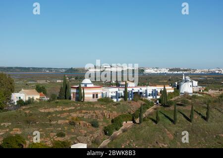 Windmühle von Castro Marim mit Ayamonte und Guadiana Fluss im Vordergrund, in Portugal Stockfoto