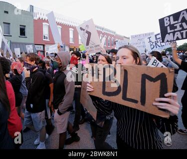 Bentonville, Arkansas, USA. Juni 2020. Protestler winkt Zeichen und chanten während einer meist friedlichen Demonstration über den Tod von George Gloyd auf dem Stadtplatz vor dem historischen Benton County Gerichtsgebäude. Als der Protest zu beenden schien, brach ein Konflikt mit Strafverfolgungsbehörden aus, die zwei Polizeifahrzeuge der Stadt und eine zweistündige Standzeit verursachten, bevor sie mit Tränengas zerstreut wurden. Quelle: Brent Soule/ZUMA Wire/Alamy Live News Stockfoto