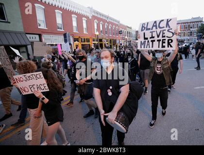 Bentonville, Arkansas, USA. Juni 2020. Protestler winkt Zeichen und chanten während einer meist friedlichen Demonstration über den Tod von George Gloyd auf dem Stadtplatz vor dem historischen Benton County Gerichtsgebäude. Als der Protest zu beenden schien, brach ein Konflikt mit Strafverfolgungsbehörden aus, die zwei Polizeifahrzeuge der Stadt und eine zweistündige Standzeit verursachten, bevor sie mit Tränengas zerstreut wurden. Quelle: Brent Soule/ZUMA Wire/Alamy Live News Stockfoto