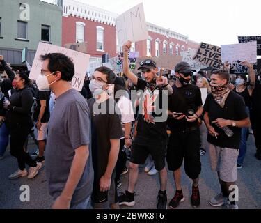 Bentonville, Arkansas, USA. Juni 2020. Protestler winkt Zeichen und chanten während einer meist friedlichen Demonstration über den Tod von George Gloyd auf dem Stadtplatz vor dem historischen Benton County Gerichtsgebäude. Als der Protest zu beenden schien, brach ein Konflikt mit Strafverfolgungsbehörden aus, die zwei Polizeifahrzeuge der Stadt und eine zweistündige Standzeit verursachten, bevor sie mit Tränengas zerstreut wurden. Quelle: Brent Soule/ZUMA Wire/Alamy Live News Stockfoto