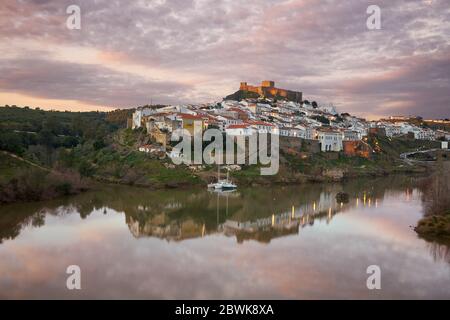 Mertola Blick auf die Stadt bei Sonnenuntergang mit dem Guadiana Fluss in Alentejo, Portugal Stockfoto