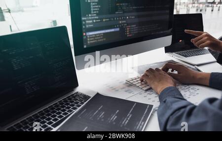 Entwicklung von Programmier- und Codierungstechnologien Arbeiten in einem Software-Techniker entwickeln Anwendungen zusammen im Büro. Stockfoto