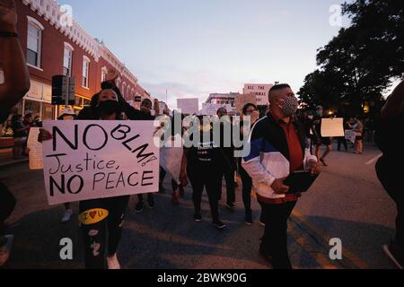 Bentonville, Arkansas, USA. Juni 2020. Protestler winkt Zeichen und chanten während einer meist friedlichen Demonstration über den Tod von George Gloyd auf dem Stadtplatz vor dem historischen Benton County Gerichtsgebäude. Als der Protest zu beenden schien, brach ein Konflikt mit Strafverfolgungsbehörden aus, die zwei Polizeifahrzeuge der Stadt und eine zweistündige Standzeit verursachten, bevor sie mit Tränengas zerstreut wurden. Quelle: Brent Soule/ZUMA Wire/Alamy Live News Stockfoto