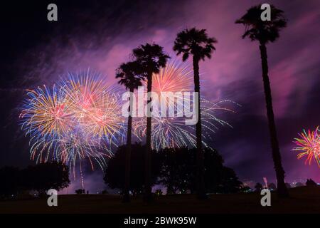 Feuerwerk in Perth , Neujahr Veranstaltung, Fotos aus dem Garten des Crown Hotel mit Blick auf den Swan River und Palmen Stockfoto