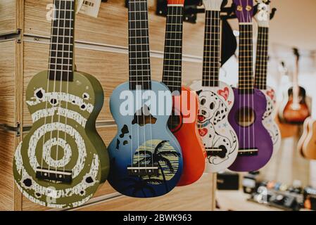 Istanbul Türkei 1 November 2019 Vielfalt eine riesige Auswahl an Akustikgitarren im Fenster des Musikladens Stockfoto