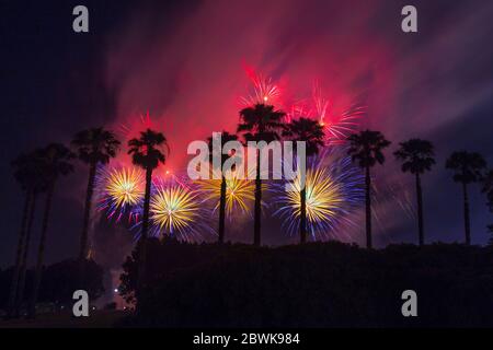 Feuerwerk in Perth , Neujahr Veranstaltung, Fotos aus dem Garten des Crown Hotel mit Blick auf den Swan River und Palmen Stockfoto