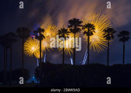 Feuerwerk in Perth , Neujahr Veranstaltung, Fotos aus dem Garten des Crown Hotel mit Blick auf den Swan River und Palmen Stockfoto