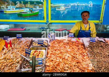 Fischtheke in E Leclerc Supermarkt, St Malo, Bretagne, Frankreich Stockfoto