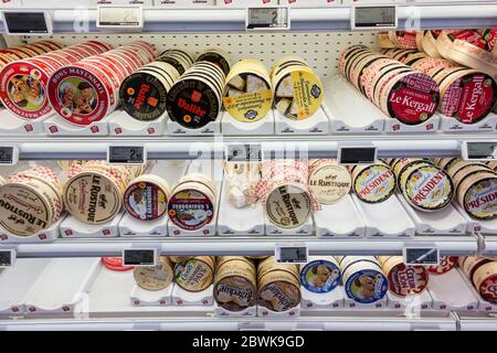 Käseauflage in E Leclerc Supermarkt, St Malo, Bretagne, Frankreich Stockfoto