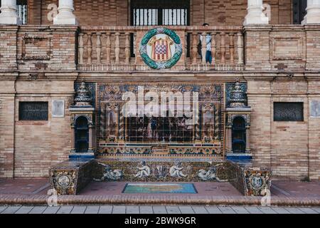 Sevilla, Spanien - 17. Januar 2020: Gerona geflieste Provinznische an der Plaza de España, einem platz im Parque de Maria Luisa, Sevilla, Spanien, erbaut 1 Stockfoto