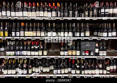 Weinvorführungsbereich in Supermarkt E Leclerc, St Malo, Bretagne, Frankreich Stockfoto