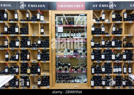 Weinvorführungsbereich in Supermarkt E Leclerc, St Malo, Bretagne, Frankreich Stockfoto