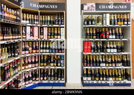 Weinvorführungsbereich in Supermarkt E Leclerc, St Malo, Bretagne, Frankreich Stockfoto