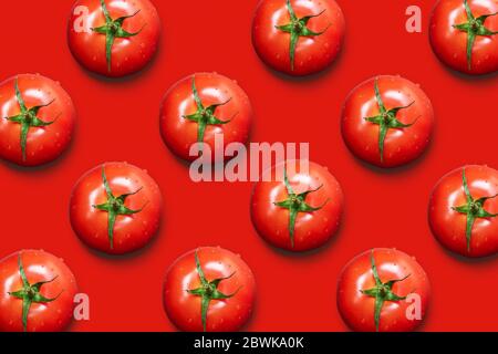 Frische Tomaten auf rotem Hintergrund isoliert. Draufsicht. Stockfoto