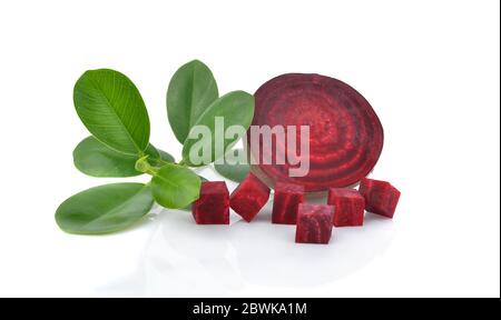 Rote Bete, reife Rote Bete und grünes Blatt auf weißem Hintergrund isoliert Stockfoto