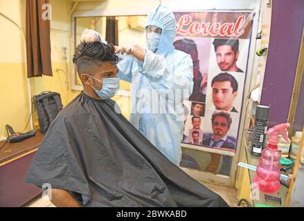 Beawar, Rajasthan, Indien - 1. Juni 2020: Ein Friseur mit persönlicher Schutzausrüstung (PSA) gibt einem Kunden in seinem Salon einen Haarschnitt, am ersten Tag der COVID-19 Sperre 5.0, in Beawar. Kredit: Sumit Saraswat/Alamy Live News Stockfoto