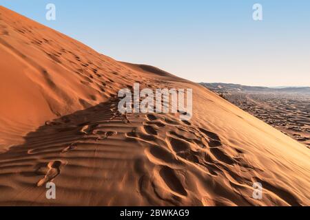 Sanddünen Wüste mit Fußabdrücken. Stockfoto