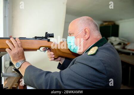 27. Mai 2020, Brandenburg, Gadow, Wittstock/Dosse: Jürgen Kontak, Präsident des Schießvereins in Gadow, schießt mit Mundnasenschutz auf der langen Schießanlage. Der Club wird am 06. Juni wieder zum Training eröffnet, nachdem er wegen Corona geschlossen wurde. Foto: Christoph Soeder/dpa-Zentralbild/ZB Stockfoto