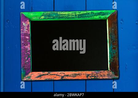Leeres Kreidetafel mit buntem Holz Vintage Frame Stockfoto