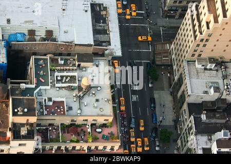 Der Blick auf Manhattan von der Spitze des Empire State Building an einem sonnigen Frühlingstag Stockfoto