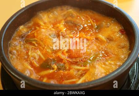 Nahaufnahme ein Topf mit koreanischen Hot und würzigen Kimchi Eintopf oder Kimchi jigae Stockfoto
