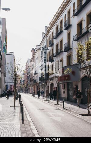 Sevilla, Spanien - 17. Januar 2020: Menschen, die an geschlossenen Geschäften auf einer Straße in Sevilla, der Hauptstadt der Region Andalusien in Südspanien und einer po Stockfoto