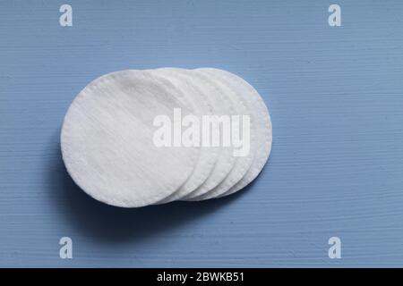 Weiße Wattepads auf blauem Hintergrund, Selbstpflege-Konzept Stockfoto