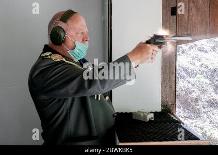 27. Mai 2020, Brandenburg, Gadow, Wittstock/Dosse: Jürgen Kontak, Präsident des Schützenvereins Gadow, schießt mit einem Revolver auf der Schießstand für Revolver und Pistolen, mit Mundnasenschutz. Der Club wird am 06. Juni wieder zum Training eröffnet, nachdem er wegen Corona geschlossen wurde. Foto: Christoph Soeder/dpa-Zentralbild/ZB Stockfoto