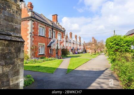 Blick auf die historischen Almoshuses und Gärten des St John's Hospital aus dem 19. Jahrhundert im Broadway, Winchester, Hampshire, Südengland Stockfoto