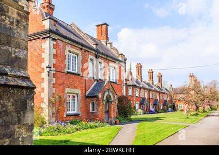 Blick auf die historischen Almoshuses und Gärten des St John's Hospital aus dem 19. Jahrhundert im Broadway, Winchester, Hampshire, Südengland Stockfoto