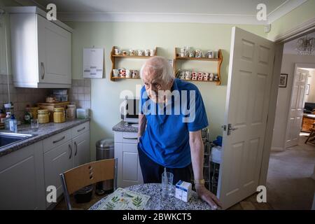 Achtzig Jahre alter älterer Mann, der während der Sperrung des Coronavirus zu Hause lebte, England, Großbritannien Stockfoto