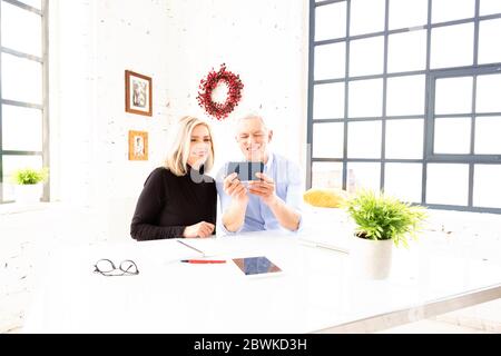 Glücklich Senior Paar Spaß beim Bilden von Videoanrufen über Handy zu Hause. Stockfoto
