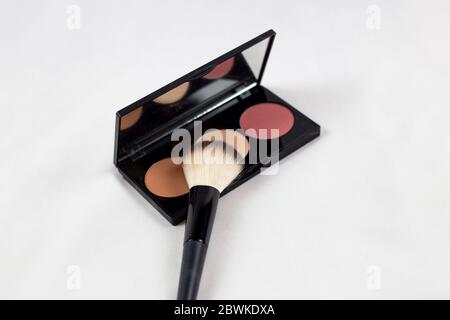 Make-up-Accessoires, Lippenstift, Mascara, Steinpulver, Naturtöne, auf weißem Hintergrund Stockfoto
