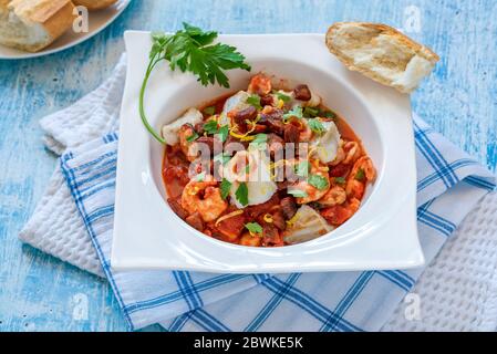 Bouillabaisse (ein traditioneller Provençal-Fischeintopf) mit knuspriger Chorizo und Zitrone Stockfoto